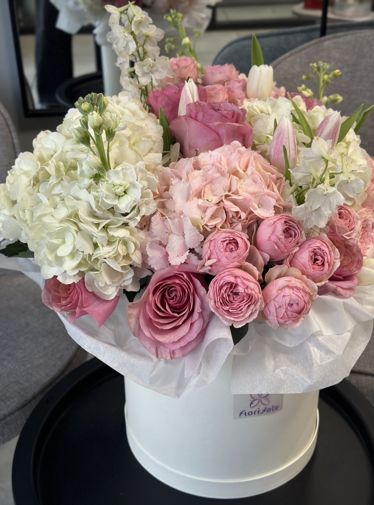 kompozitsiya-v-korobke-muza:-izyskannaya-simfoniya-lepestkov