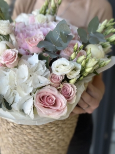 kompozitsiya-v-korzine-eyr-kiss:-dyhanie-lyubvi-v-kazhdom-lepestke